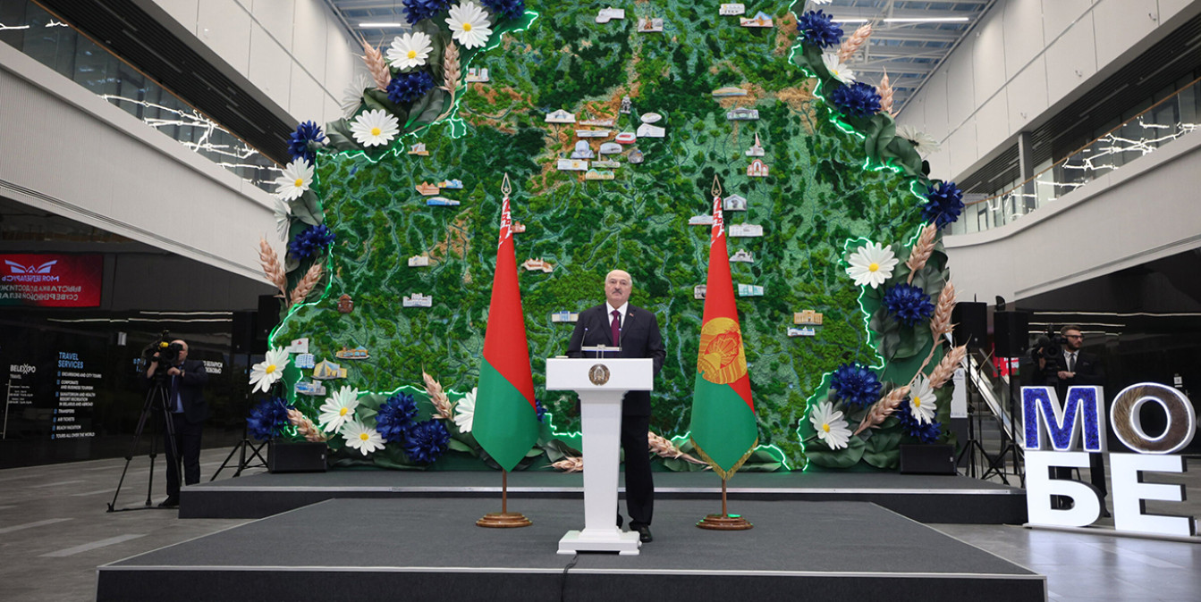 Президент Беларуси вручил символы Госзнака победителям 2025 года. Главное 