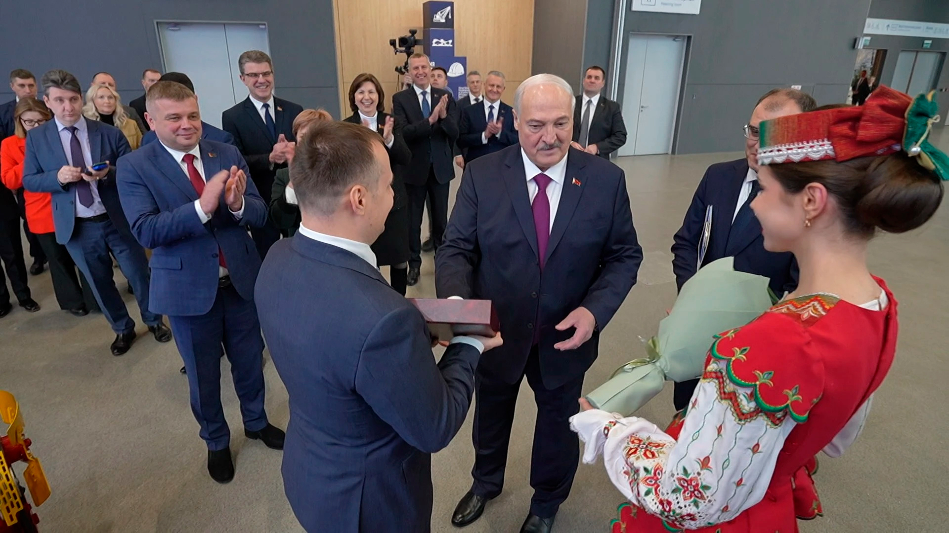 От сгущенки до комбайна: Лукашенко вручил Государственный знак качества лучшим товарам 2025 года
